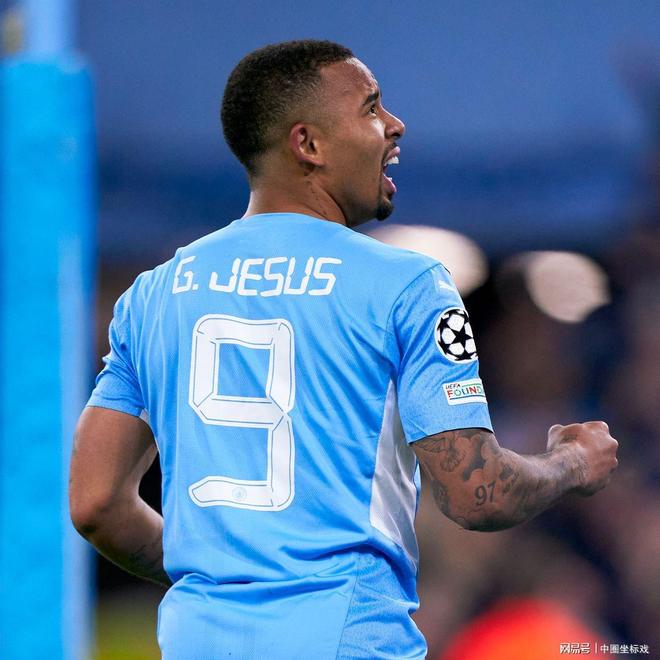 九游体育-上海海港训练开放日，窗口期战术微调引欢呼，法甲在即，训练强度明显提升